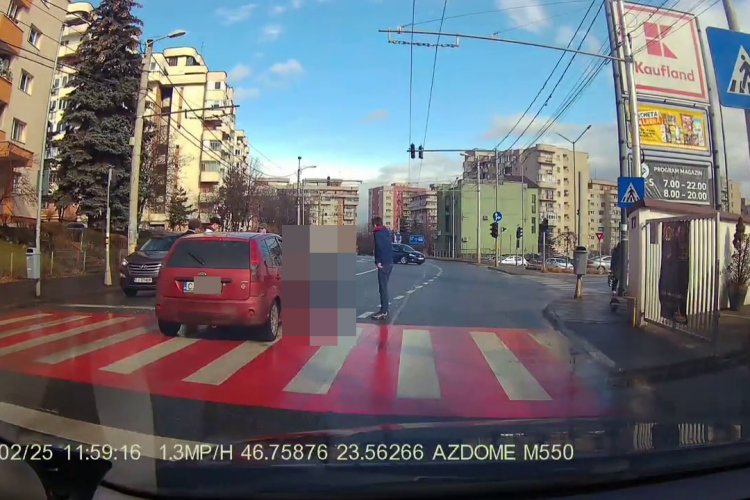 Accident filmat LIVE, în Cluj-Napoca. Bătrân de 78 de ani, lovit pe trecerea de pietoni - VIDEO
