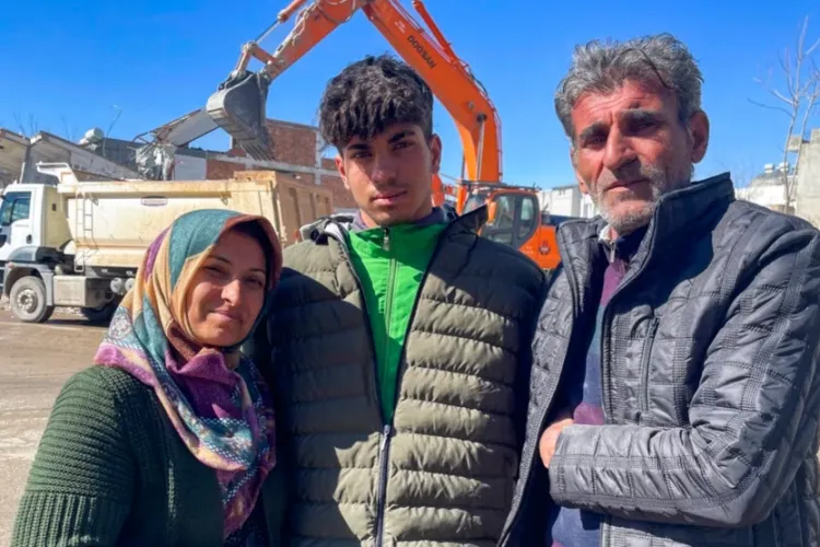 VIDEO -  Un băiat de 17 ani a filmat de sub dărâmături ceea ce credea că este ultimul său mesaj: „Dumnezeu să mă ierte de toate păcatele”