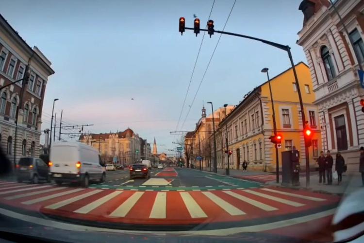 VIDEO. În „orașul de 5 stele” nu se ține cont de semafor? Cum circulă șoferii pe Bulevardul 21 Decembrie 1989: „Ce culoare are semaforul meu?”