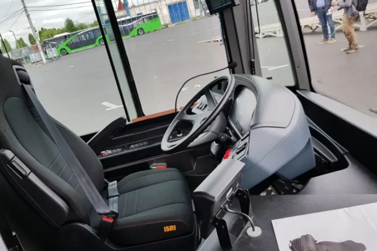 Distracție periculoasă! Doi copii filmaţi când se plimbau agățați de un troleibuz într-un oraș din Ardeal - FOTO