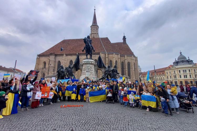 Un an de război în Ucraina! Refugiații de la Cluj s-au adunat în Piața Unirii - FOTO