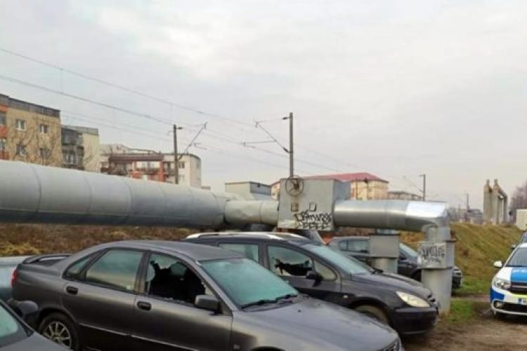 23 de mașini vandalizate pe strada Câmpul Pâinii. Se bănuiește o reglare de conturi, între localnici și studenți - FOTO