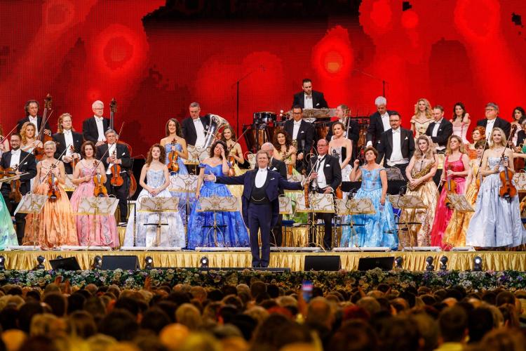 VIDEO. André Rieu, prestație magică la Cluj! Seria de 5 concerte se încheie cu BT Arena arhiplină/Moment special cu maestrul Gheorghe Zamfir