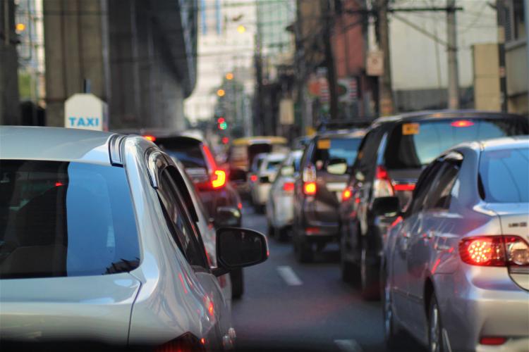 Noi taxe pentru șoferi! Şoferii români ar putea plăti pentru roviniete în funcţie de norma de poluare