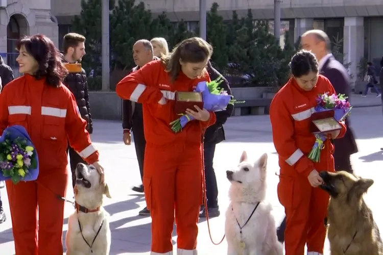 Poveştile salvatorilor români și ale patrupezilor din Turcia. Au căutat fără oprire oameni prinși sub dărâmături