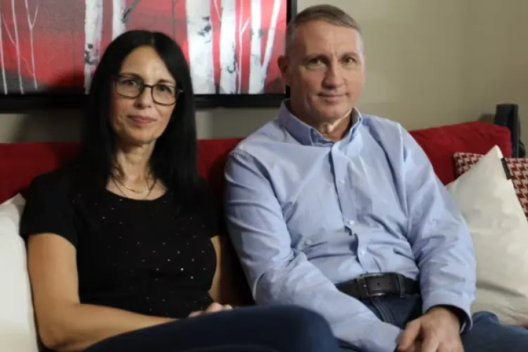 FOTO - Doi români, abandonați la naștere, au descoperit la 50 de ani că sunt frați gemeni. S-au întâlnit în Canada 