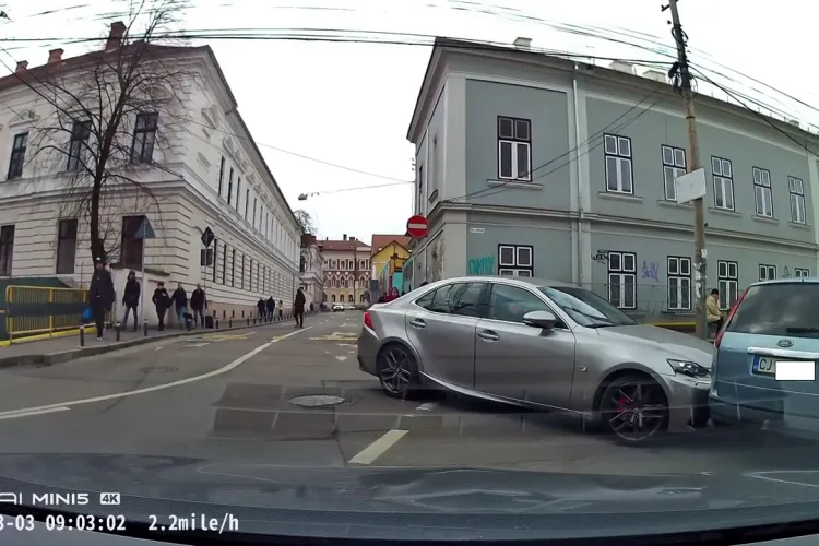 L-a lovit intenționat sau i-a scăpat piciorul pe accelerație? Incident pe strada Constanța - VIDEO