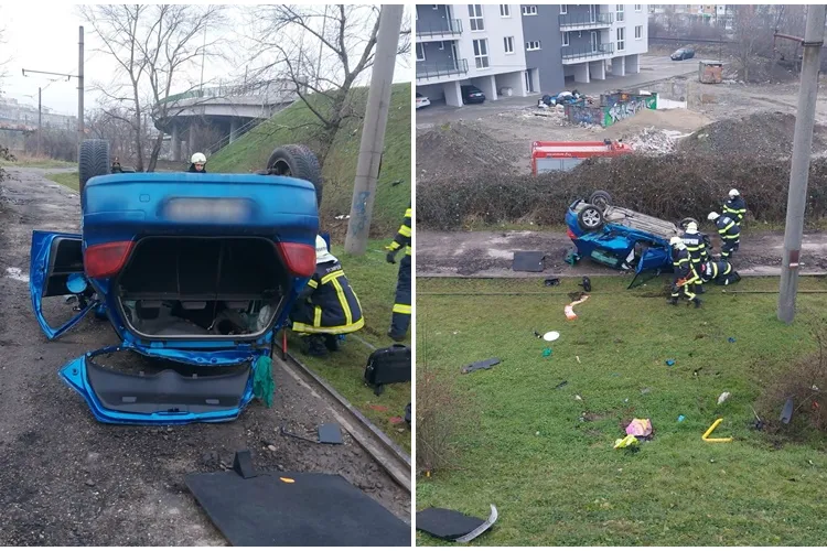 Mașină căzută de pe pod pe linia de tramvai! Șoferul este norocos - FOTO