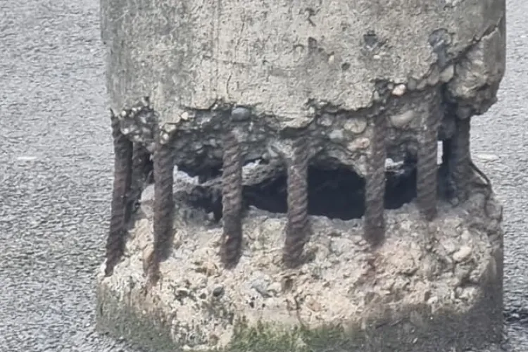 Stâlp din Cluj-Napoca, care poate să cadă oricând și să omoare pe cineva - FOTO