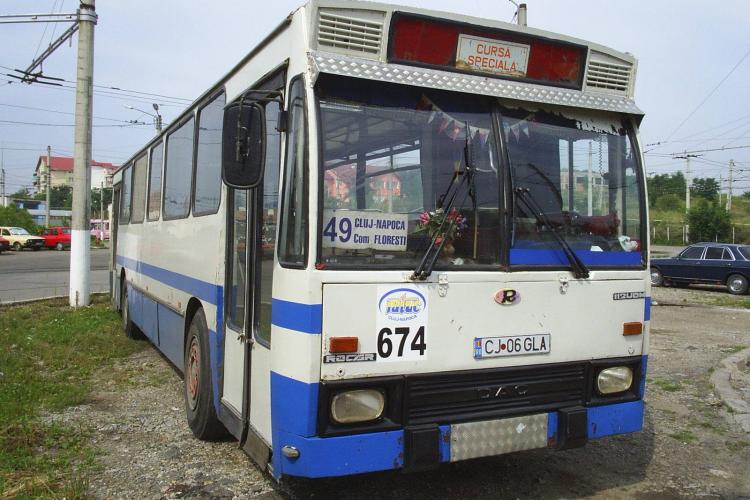 Poftiți cu autobuzul ”preistoric” spre Florești! Linia 49 circula după Revoluție spre comuna de mărimea unui oraș - FOTO