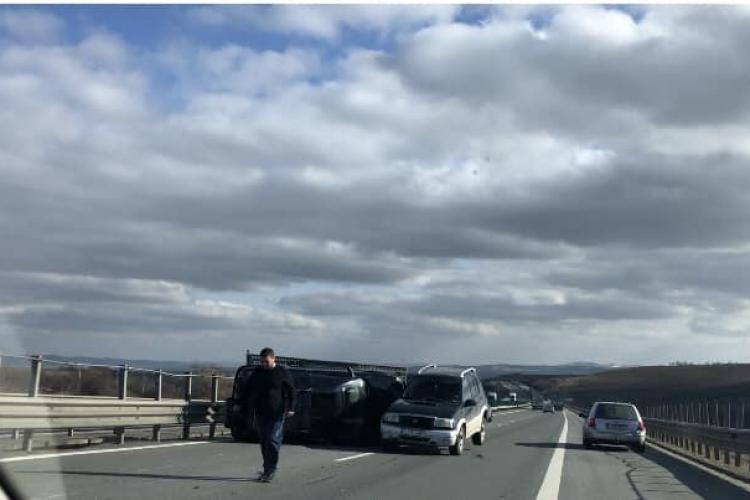 Accident pe Autostrada Transilvania! Un SUV transportat pe o platformă s-a răsturnat - FOTO