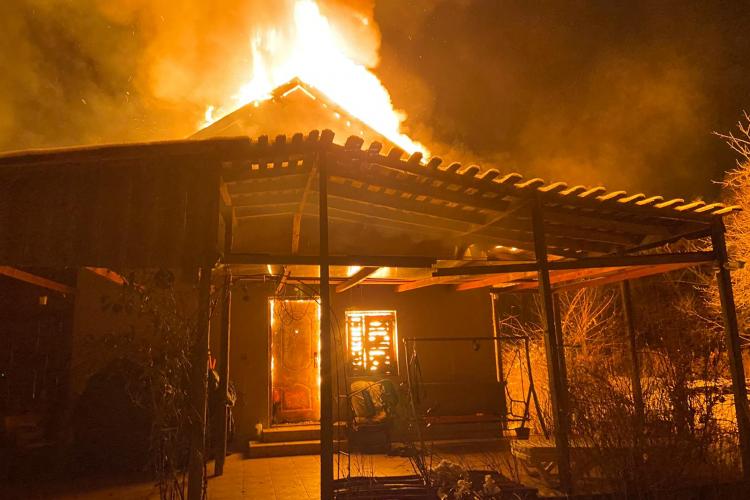 Incendiu în Baciu. O cabană a ars de la instalația electrică - FOTO