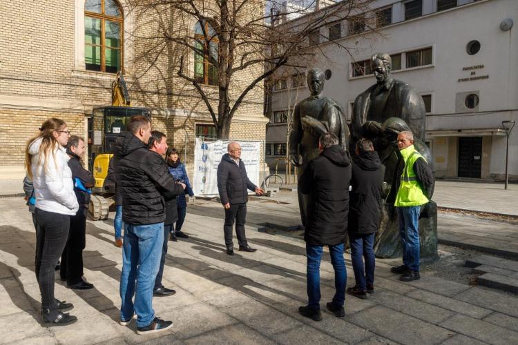 Soclul monumentului „Școala Ardeleană” era INCLUS în proiectul inițial de modernizare a străzii Kogălniceanu. S-a „pierdut” în hârtiile administrației Boc