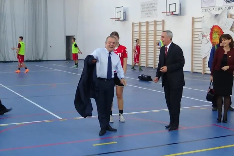Performanțele administrației Boc! Sala de sport de la Colegiul ”George Coșbuc” e închisă din 2018: Doamne ferește să nu fie la fel și la Metrou
