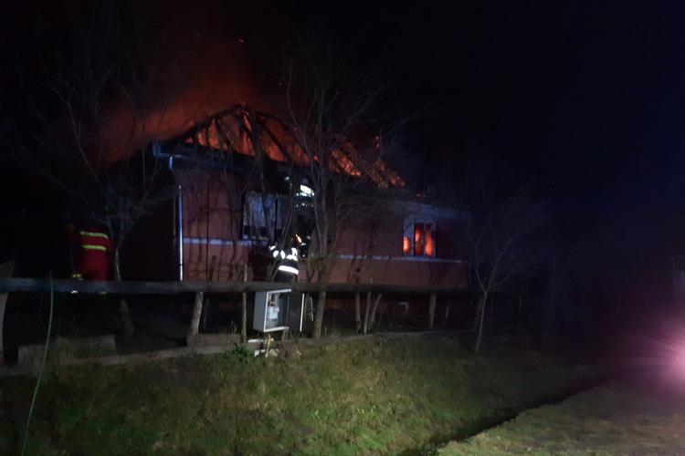 FOTO. Incendiu provocat de jarul căzut din sobă. O casă a luat foc 