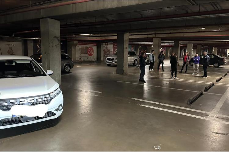 Noaptea minții! Șoferi blocați în parcare unui mall, după ce administratorii au închis ușile. Au chemat poliția - FOTO 