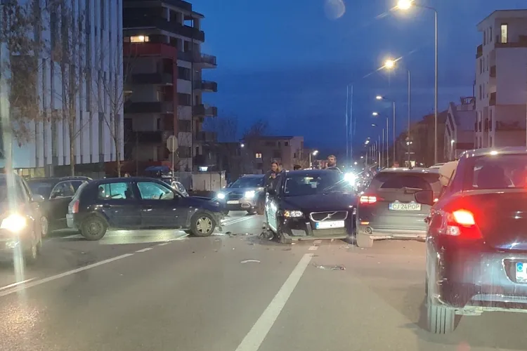Accident pe strada Bună Ziua, în dreptul Liceului Elf: Trebuie să trăiască și asigurările - FOTO