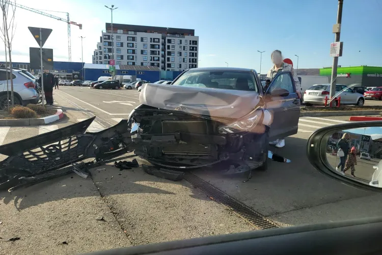 FOTO. Mașină făcută praf în parcarea VIVO! Unii reușesc să facă accident din „nimic”
