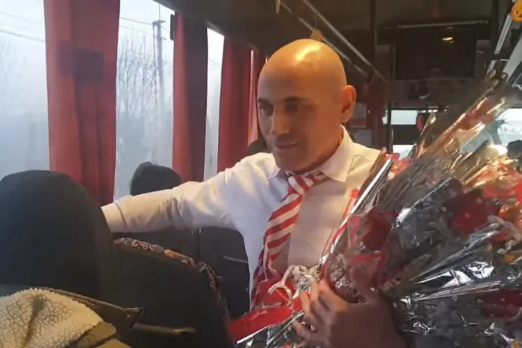 Gestul unui șofer către doamnele din autobuz! Le-a dat la toate flori și le-a urat ”la mulți ani” de ziua femeii - VIDEO
