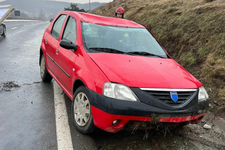 Mașină răsturnată la Vâlcele. Pompierii au scos doi pasageri, de 72 și 67 de ani - FOTO