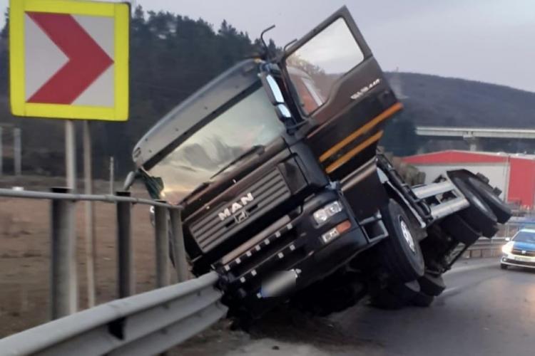 Cap tractor răsturnat la Gilău, pe breteaua de urcare pe Autostrada Transilvania- FOTO