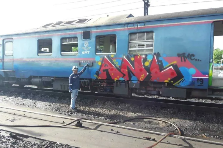 Tineri din Cluj, cercetați de polițiști pentru că au făcut graffiti pe vagoanele unor trenuri de călători şi de marfă 