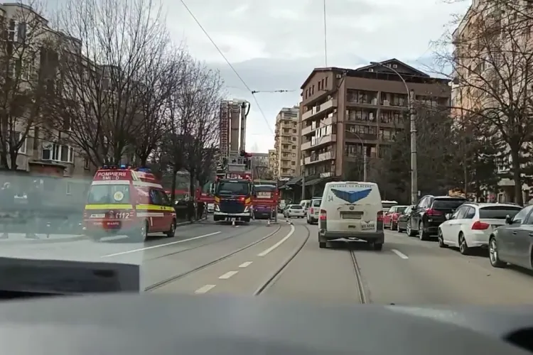 Au salvat-o! O tânără amenința că se arunca de la etajul blocului - VIDEO