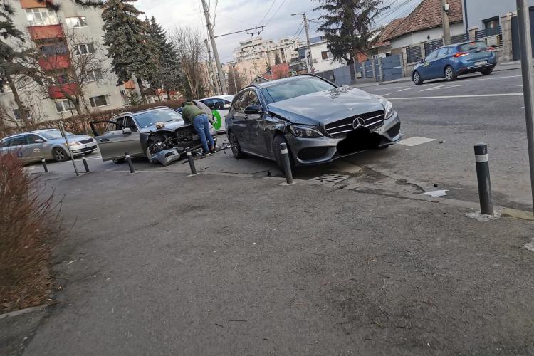 Accident la intrare pe strada Câmpului, între doua Mercedesuri- FOTO