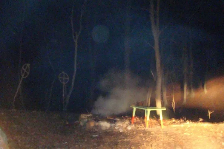 FOTO - Tineri clujeni îngroziți. ”Un satanist în pădure”. Ritualuri păgâne în Pădurea Hoia Baciu