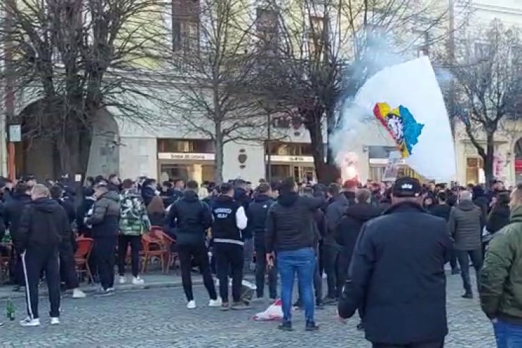 Atmosferă fantastică făcută de suporterii U Cluj, în Piața Unirii, înainte de Derby -ul Clujului - VIDEO