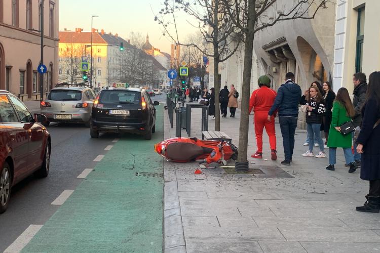 Accident pe strada Napoca! A deschis ușa taxiului la stop si un scuterist a intrat în plin - VIDEO