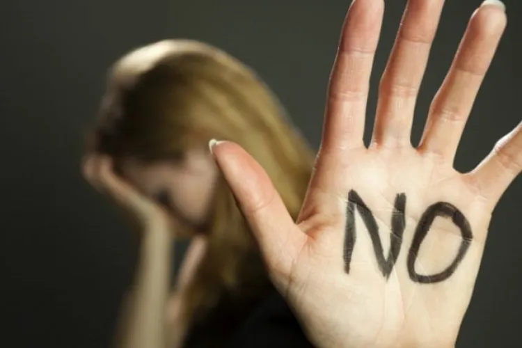 Șoc într-un oraș din Ardeal: Un bărbat a agresat sexual o femeie care își plimba bebelușul