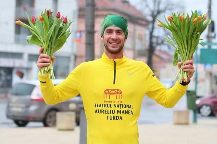 Un actor a alergat de la Cluj-Napoca la Turda și a împărțit flori doamnelor - FOTO