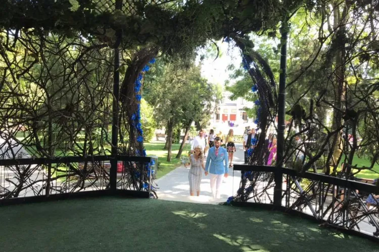 O thailandeză și soțul ei român au ajuns la proces deoarece comunicau doar prin Google Translate. Ce au decis magistrații