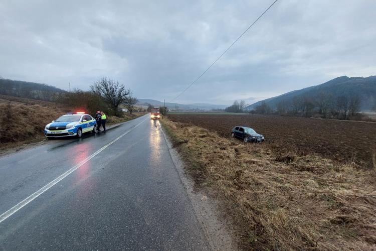 O mașină condusă de o femeie de 55 de ani s-a răsturnat lângă Dej - FOTO