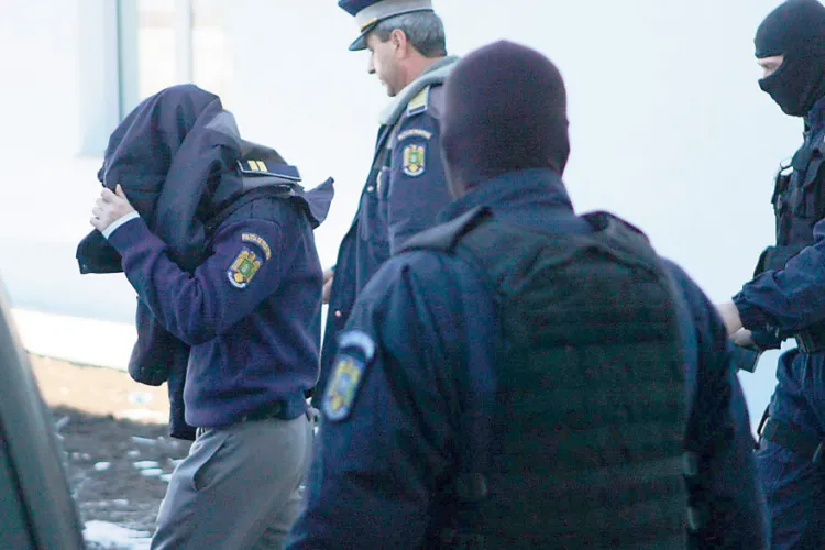 Trist! Poliţist prins în flagrant când primea 10.000 de euro pentru două permise de conducere