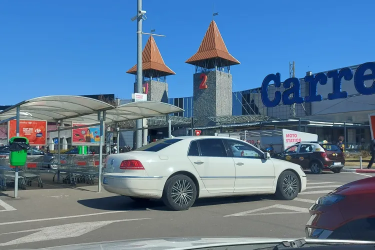 FOTO. „Parcare de vineri” la VIVO! Clujean: „Păi cărucioarele acolo se țin”