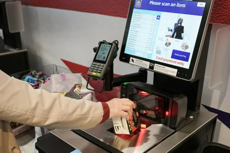 Un clujean a trecut printr-un calvar la casele de marcat self scan, dar s-a antrenat, ”după 17 minute și 4 intervenții ale angajatului”