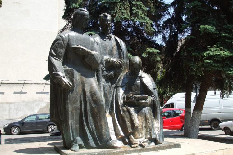 Scandalul mutilării statuilor de pe strada Mihail Kogălniceanu a devenit unul naționalist ”abject de tristă amintire”