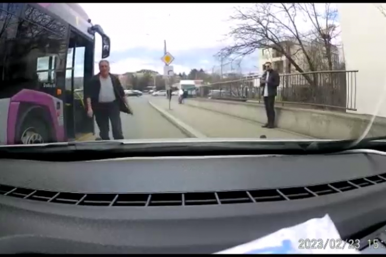 Conflict între un șofer CTP și o taximetristă din Cluj, soldat cu șicanări. Traficul este tot mai nebun! - VIDEO cu tot incidentul