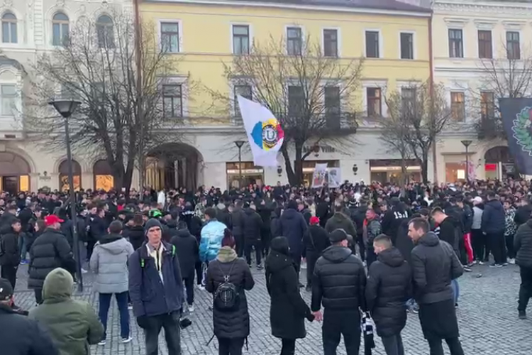 Gestul URÂT, provocator, făcut de suporterii U Cluj, în Piața Unirii, înainte de Derby -ul Clujului - VIDEO