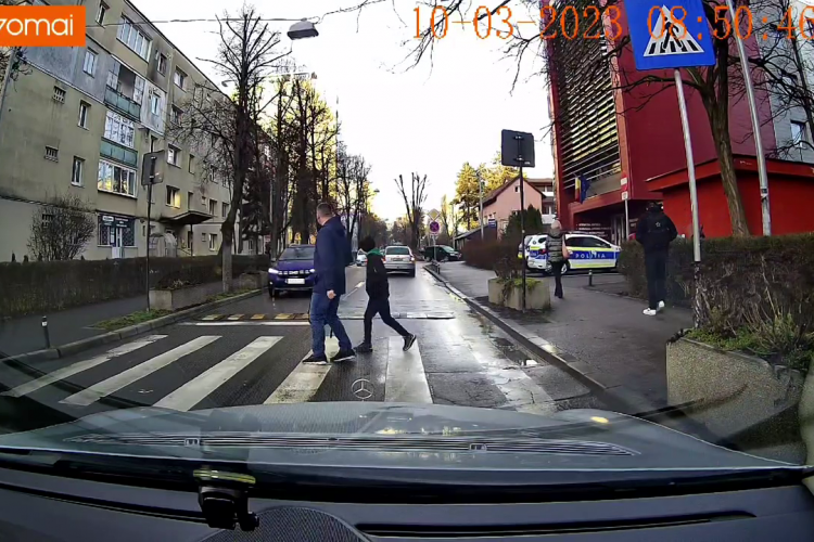 Un șofer, la un pas să lovească doi pietoni în fața sediului Poliției Rutiere Cluj - VIDEO