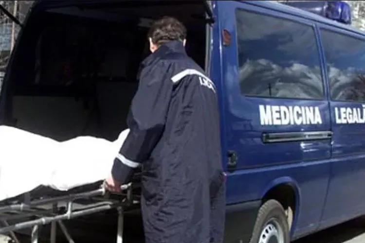 A confundat sticla de bere cu cea de benzină. Bărbat mort după ce a băut combustibilul pentru drujbă