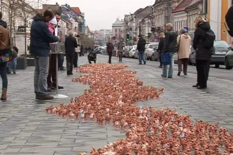 Figurinele din ceramica au "ocupat" pietonala de pe Eroilor - VIDEO si FOTO