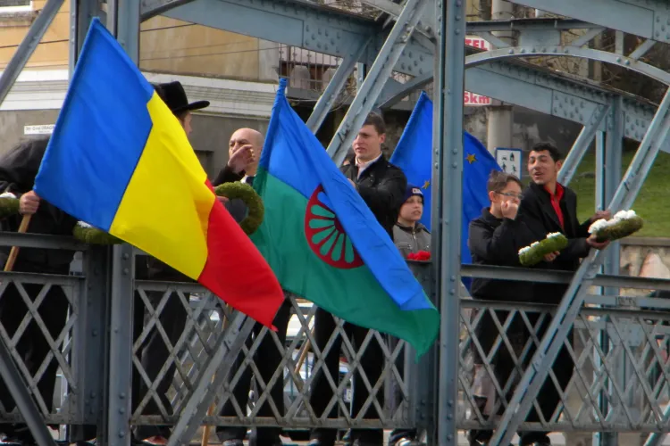 Romii au aruncat coroane de Flori in raul Somes - Galerie FOTO