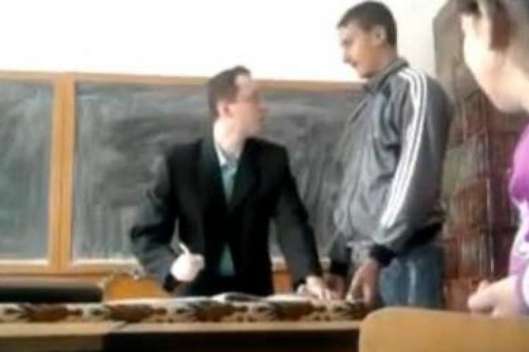 Un elev isi ameninta in clasa profesorul cu bataia  VIDEO