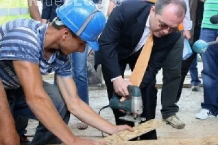 Emil Boc se plange ca a ramas fara sala de sport in Rachitele: Udrea a taiat finantarea!