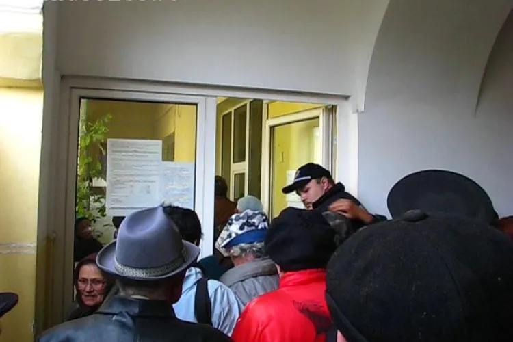 Sute de oameni s-au calcat in picioare la Dej sa primeasca tichete pentru ajutoare alimentare de Pasti - VIDEO