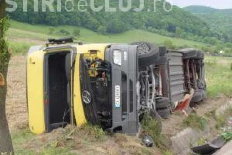 TIR rasturnat la iesire din Capusu Mare, pe dealul Dumbrava!
