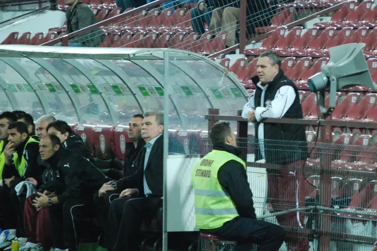 Sumudica, pazit de oamenii de ordine sa nu sara gardul si sa intre in teren - VEZI FOTO